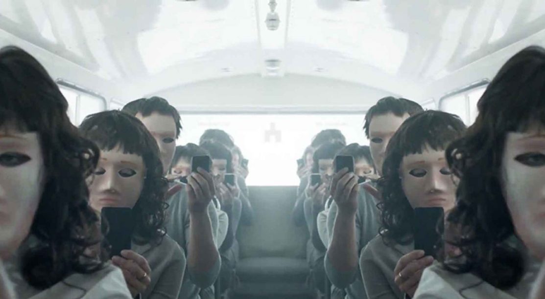 “Czarne lustro” przewiduje przyszłość? Wizje z “Black Mirror”, które się sprawdziły